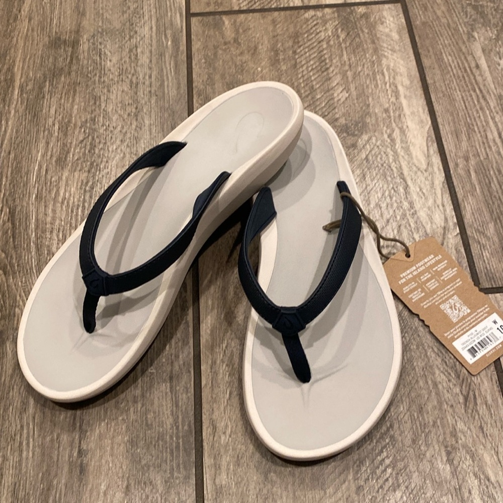 Womens Olu Kai flip flops